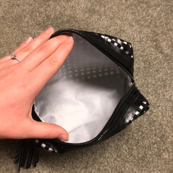 🌟5/$25!🌟 EUC Cosmetic Bag with Tassel Zipper - Picture 2 of 9